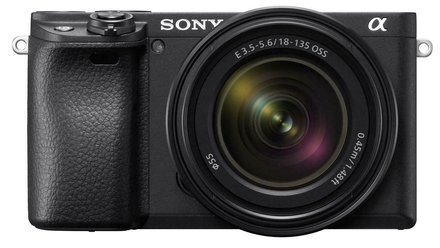 Sony Alpha ILCE-6400 Systemkamera mit 18-135mm OSS Objektiv